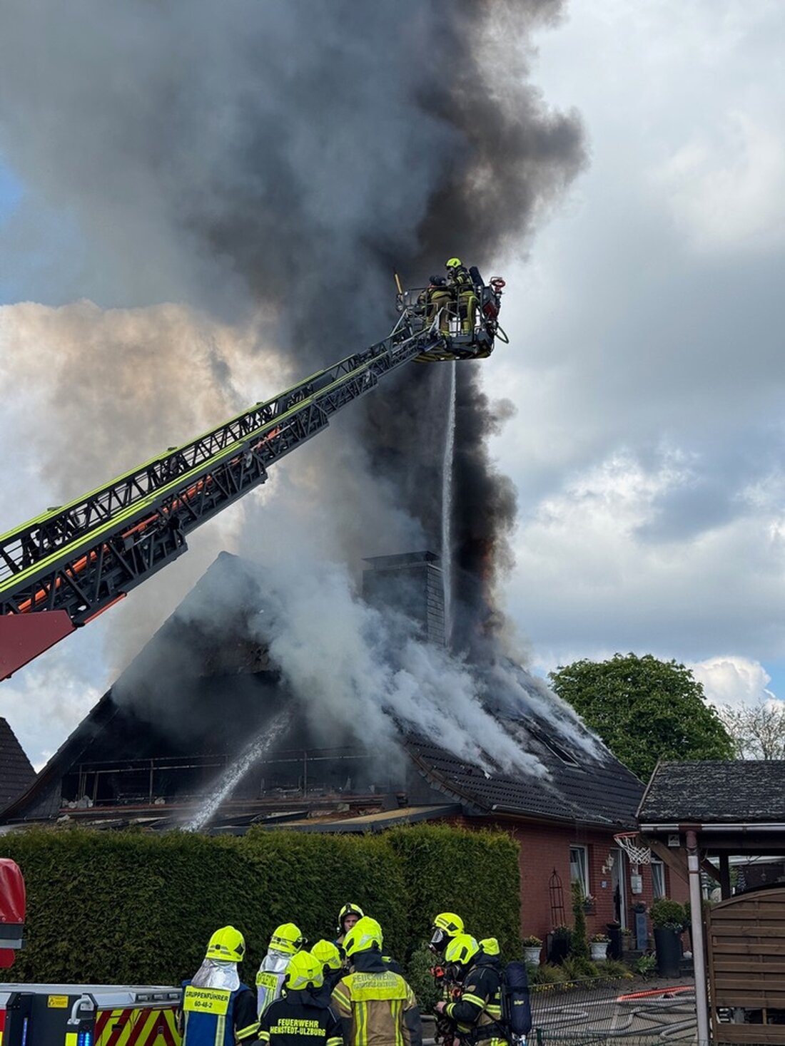Feuerwehr Henstedt-Ulzburg kämpfte am 25.04.2025 gegen ein Wohnhausfeuer. Schnelle Einsätze verhinderten Schlimmeres.