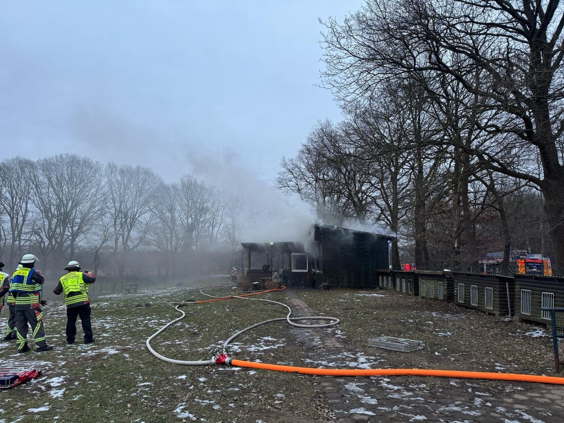 Feuerwehr Norderstedt kämpfte gegen einen Brand im Vereinsheim am Lemsahler Weg und rettete gleichzeitig Menschen in Glashütte.