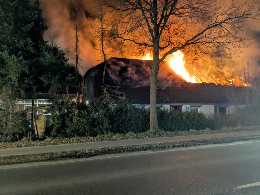Am 23.02.2025 brannte ein Einfamilienhaus in Varel. Die Feuerwehr konnte Schlimmeres verhindern. Zeugen werden gesucht.