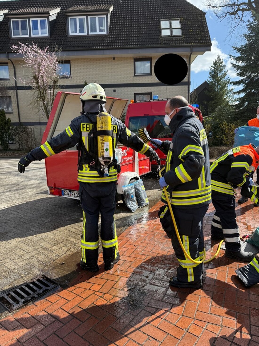 Am Samstag brach in Zeven ein Zimmerbrand aus. Die Feuerwehren konnten schnell eingreifen und Schlimmeres verhindern.