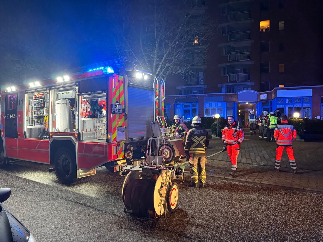 Feuerwehr Norderstedt rettete am 01.02.2025 eine Person aus einem brennenden Hochhaus im Lütjenmoor. Kleinbrand schnell gelöscht.