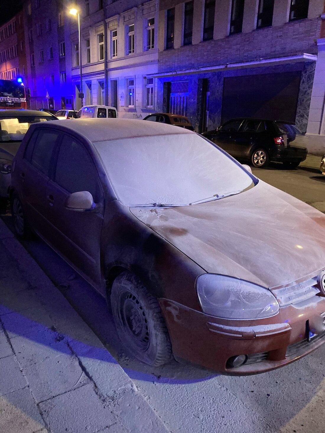 Kripo Aachen ermittelt nach Fahrzeugbrand in der Viktoriastraße. Zeugen verhinderten größeren Schaden.