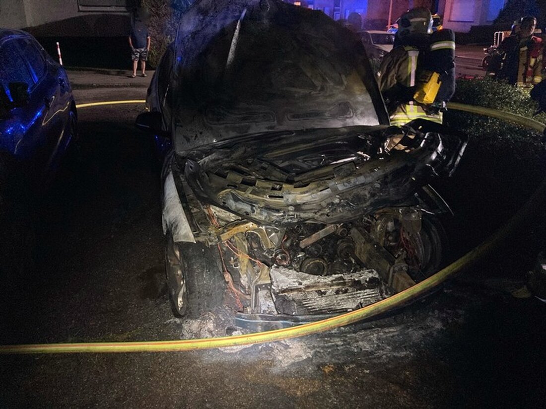 In der Nacht wurden in Kohlscheid zwei Autos durch ein Feuer beschädigt. Die Polizei Aachen ermittelt und sucht nach Hinweisen.