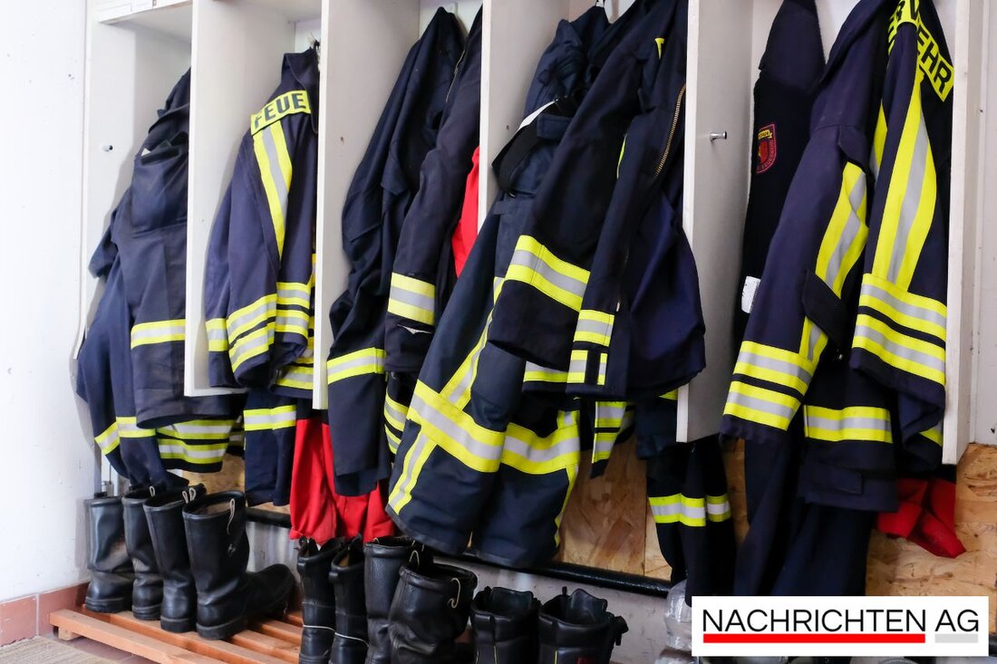 Am Freitagabend löschte die Feuerwehr Hannover schnell einen PKW-Brand in einem Parkhaus in Mühlenberg. Verletzt wurde niemand.
