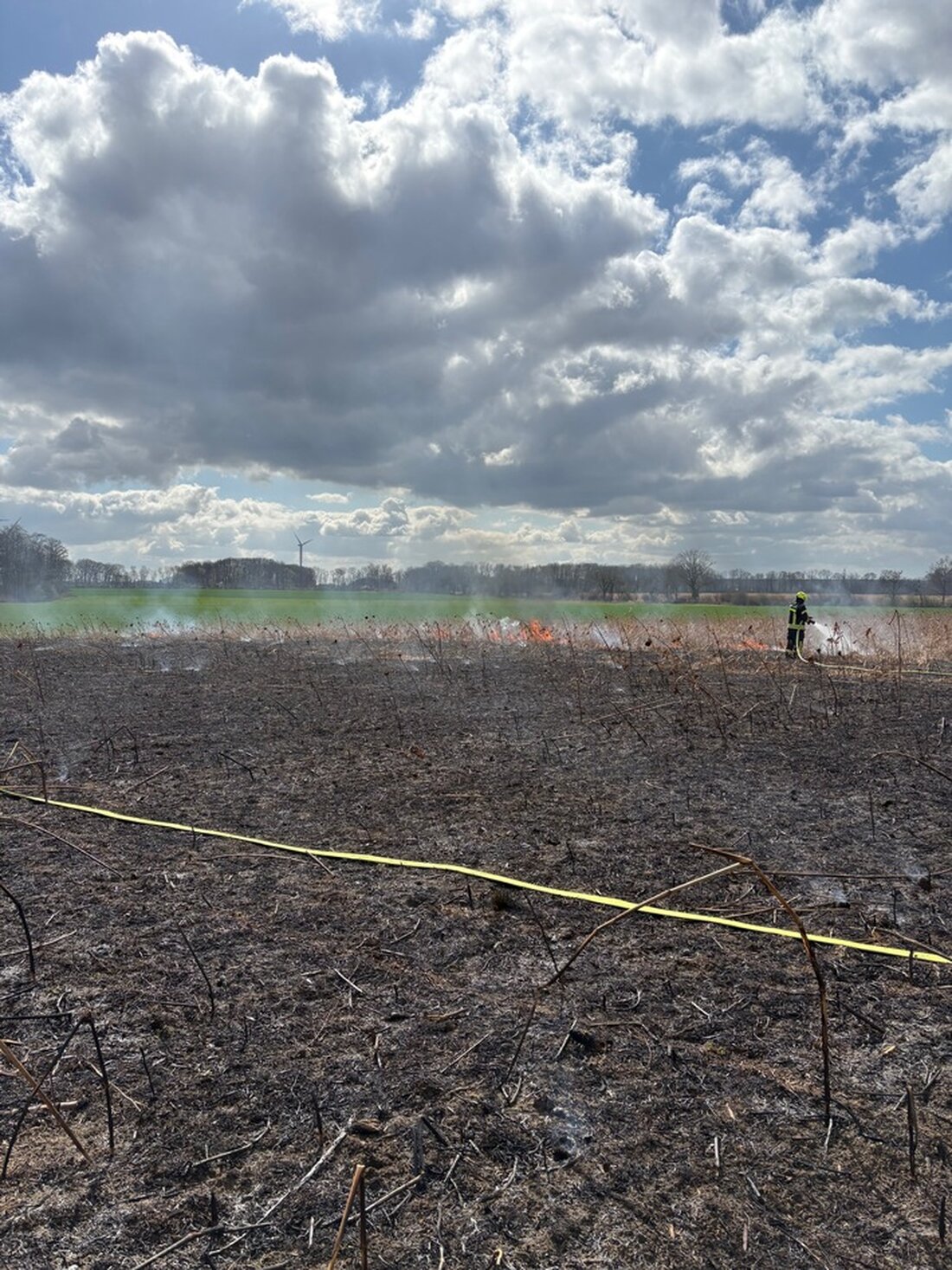 Am 31.03.2025 bekämpfte die Feuerwehr Ahlen einen Vegetationsbrand auf 1000 m² Ackerfläche an der alten Beckumer Straße.