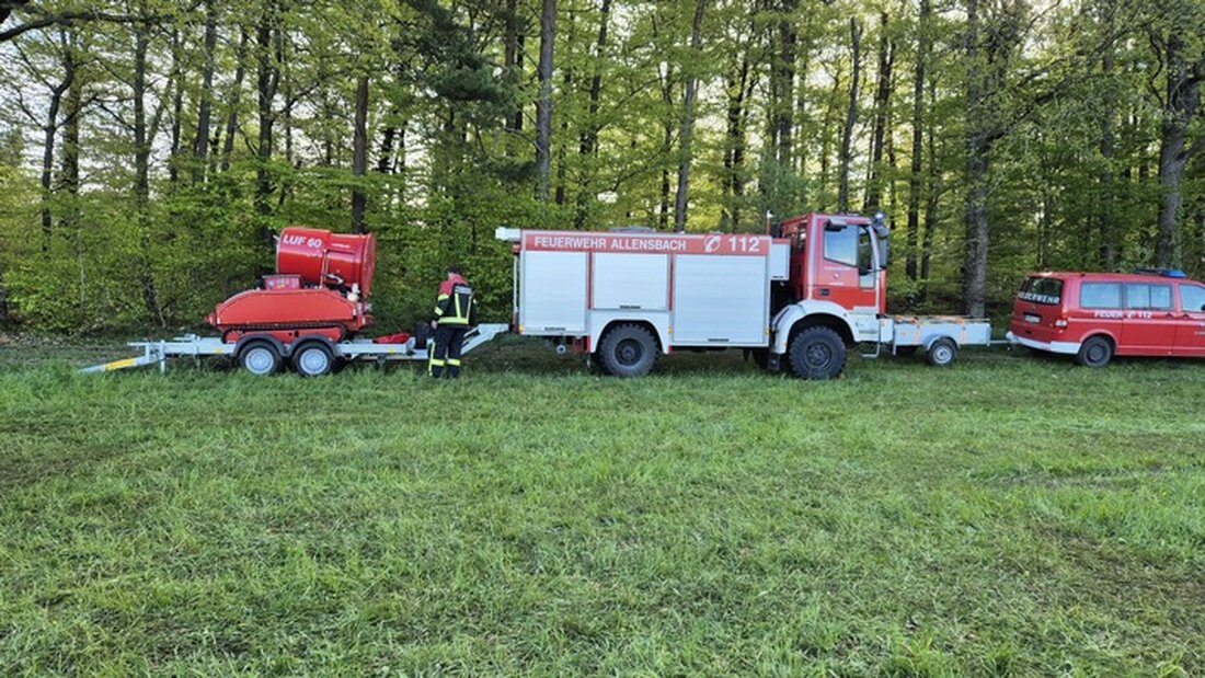 Am Ostermontag, dem 21.04.2025, löschte die Feuerwehr Allensbach brennende Strohballen mithilfe von C-Rohren und LUF60.