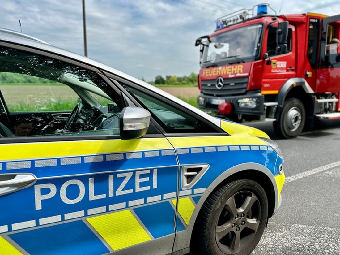 Einsatz der Feuerwehr Alpen bei Verkehrsunfall: Ölspur beseitigt, Batterien abgeklemmt. Weitere Details zum Einsatzablauf.