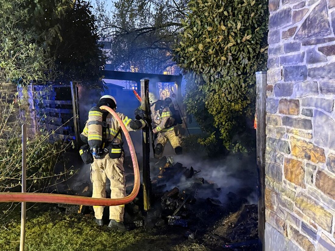 Am 6. Oktober 2025 bekämpfte die Feuerwehr Bergisch Gladbach drei Brände in Heidkamp, Hebborn und Herkenrath; eine Person wurde verletzt.