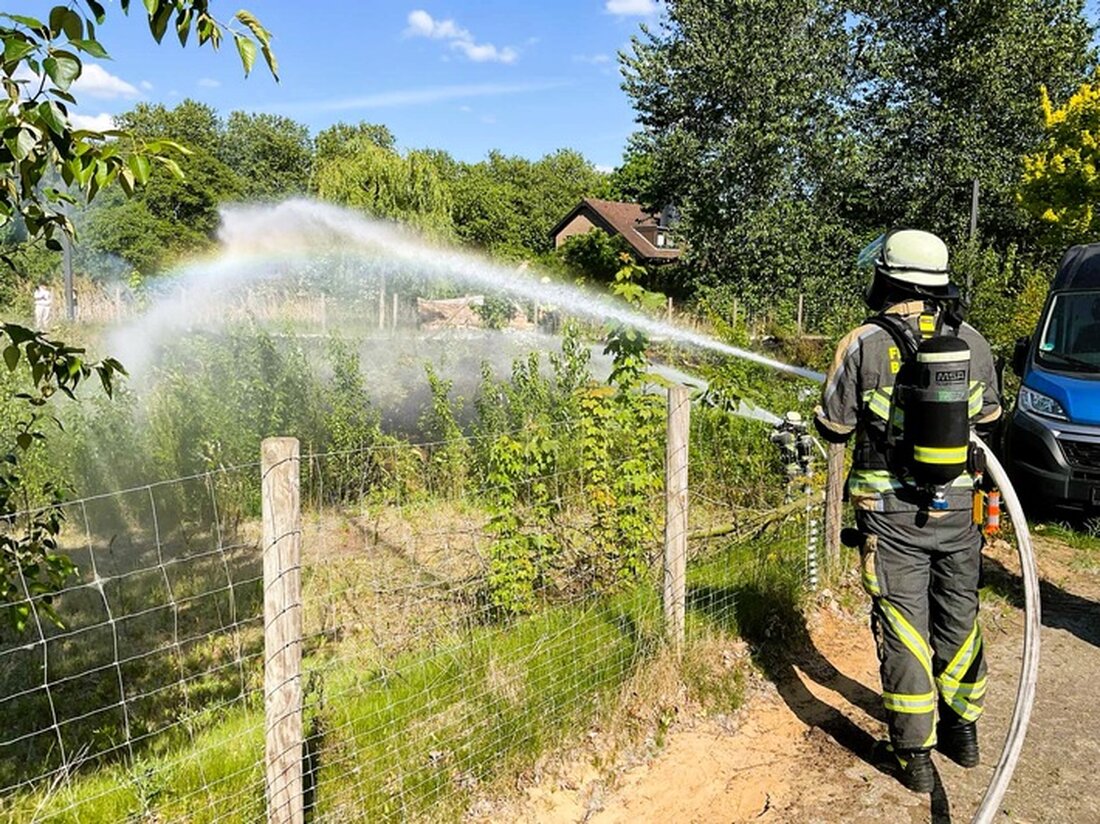 Feuerwehr Bocholt kämpfte am 09. Mai 2025 erfolgreich gegen einen Vegetationsbrand am Radweg. Schnelles Eingreifen verhinderte Schlimmeres.