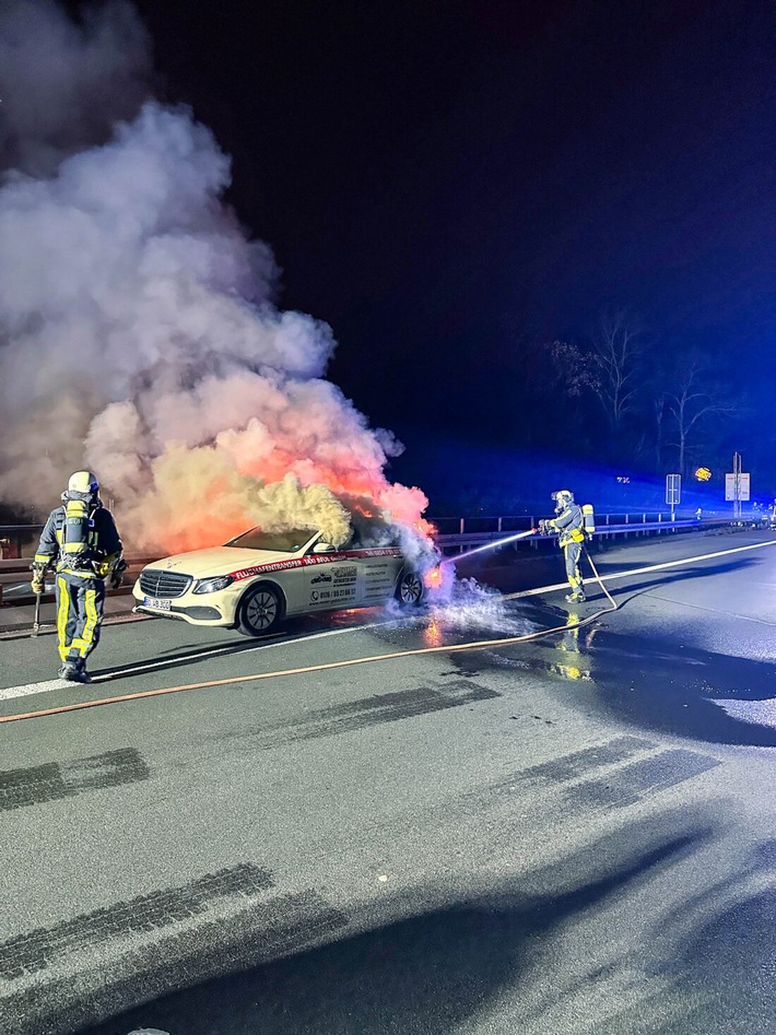In der Nacht von Sonntag auf Montag brannte ein PKW auf der A40 bei Bochum. Die Feuerwehr konnte das Feuer schnell löschen.