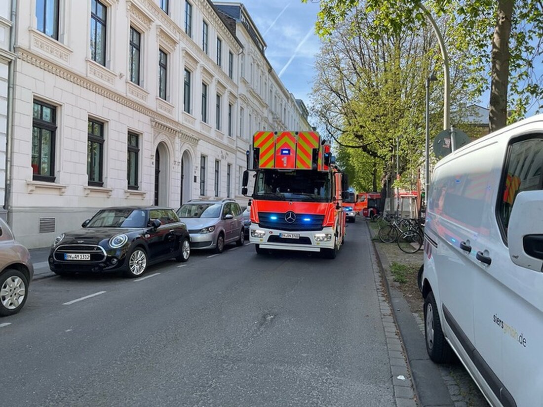 Automatische Brandmeldeanlage alarmiert Feuerwehr Bonn zu Kleinbrand im Rhenischen Landesmuseum. Schnelle Löscharbeiten und Lüftung durchgeführt.