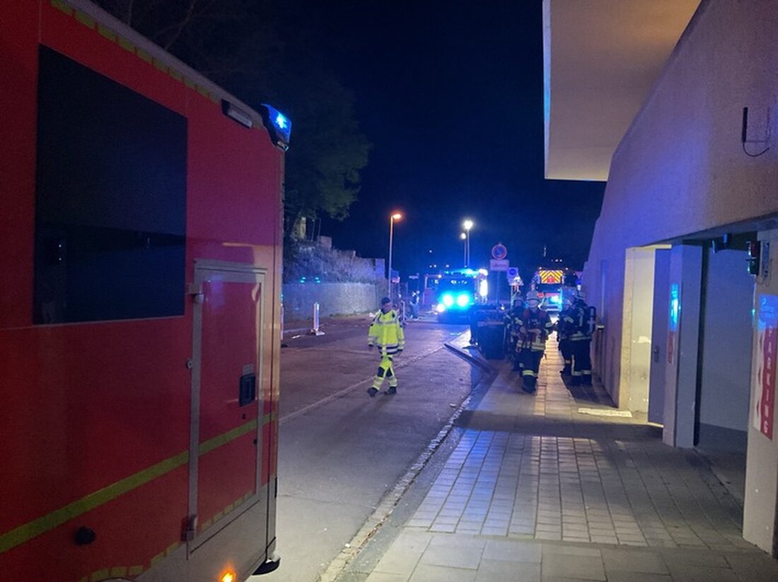 Feuerwehr Bonn löscht Brand in Hotelgastronomie früh am Morgen. Dank Brandmeldeanlage blieben alle Gäste unversehrt.