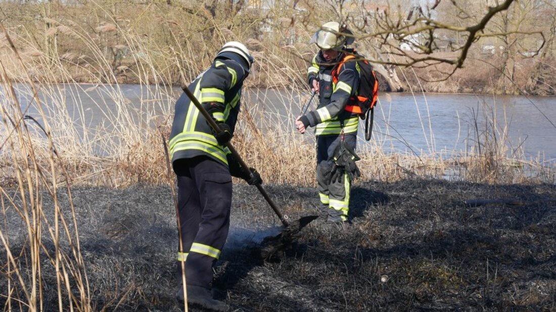 Am Samstag alarmierte die Feuerwehr Celle zu einem Böschungsbrand an der Aller, wo rund 3.500 m² Grasland brannten.
