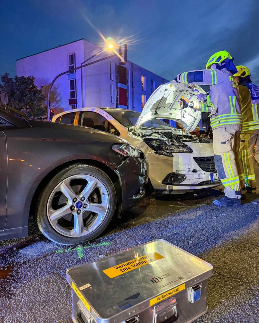Die Feuerwehr Detmold wurde am Abend zu einem Verkehrsunfall und einem brennenden Mülleimer alarmiert. Ein Verletzter.