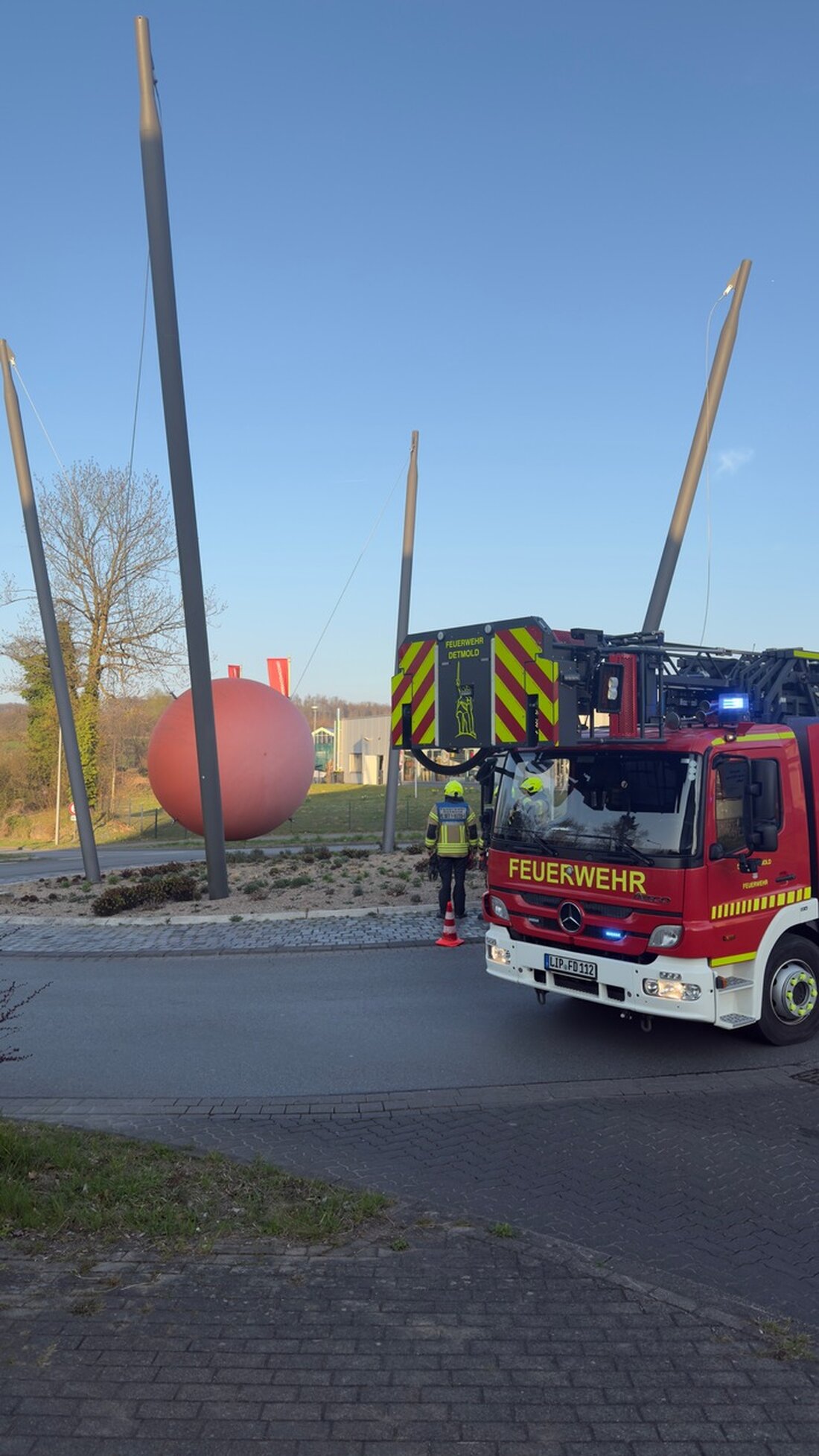 Feuerwehr Detmold verhindert drohenden Absturz einer roten Kugel im Kreisverkehr Anne-Frank-Straße. Sicherheit hat Vorrang!