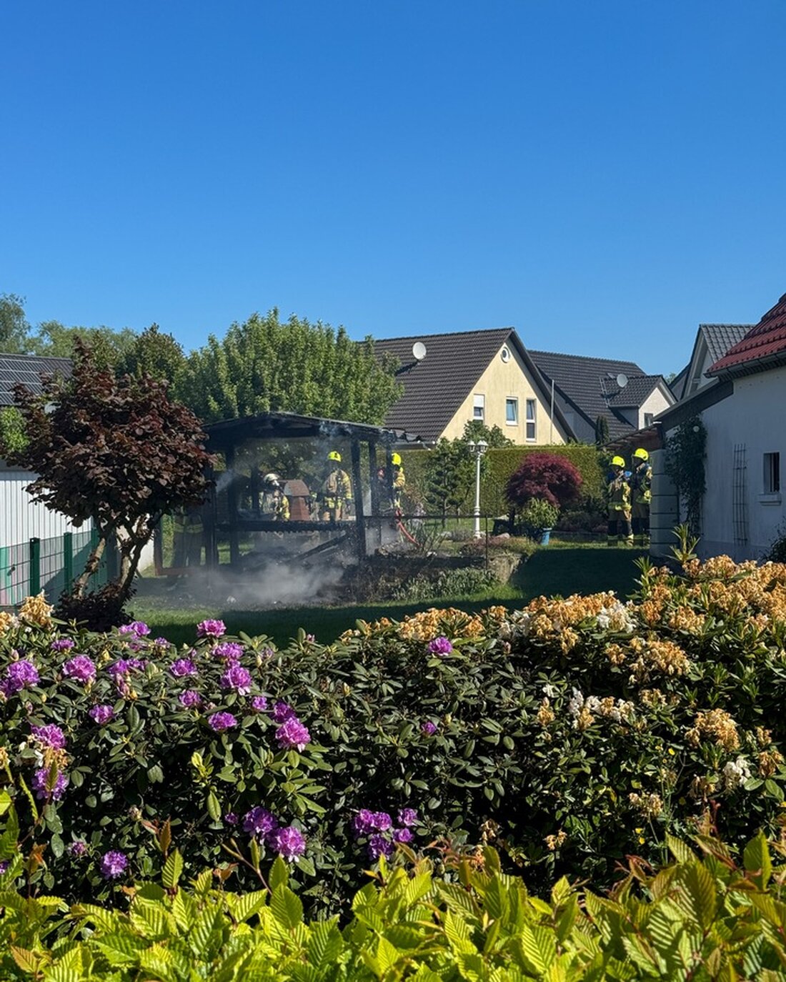 Die Feuerwehr Detmold rückte zu einem Gartenhüttenbrand in Hiddesen aus und schützte erfolgreich eine angrenzende Garage.