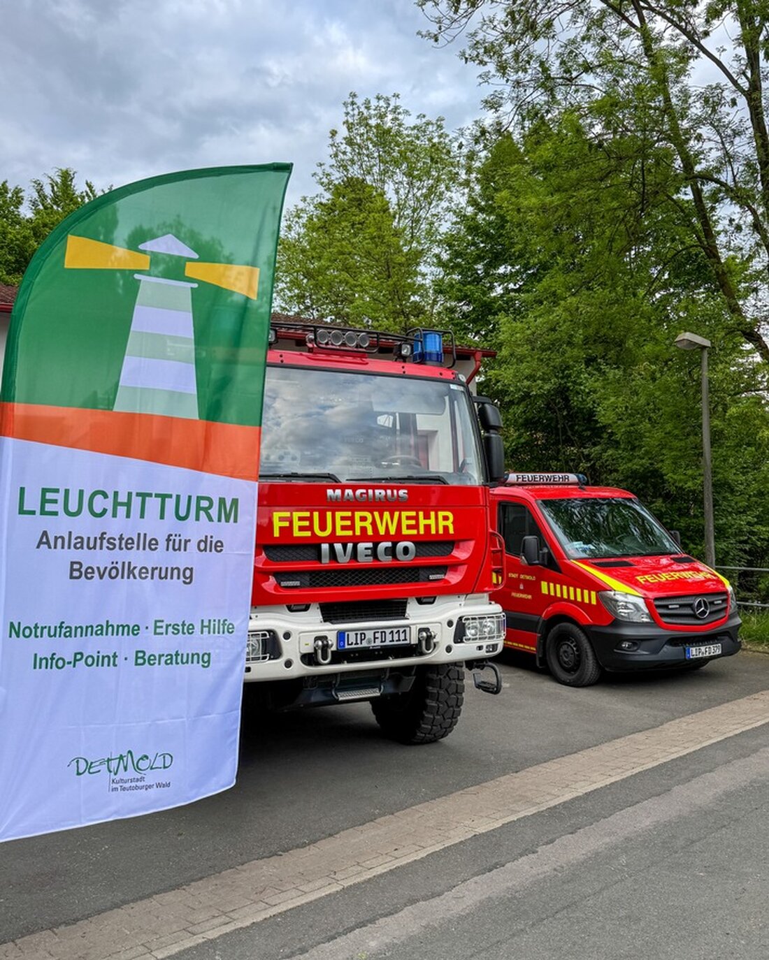 Feuerwehr Detmold richtete nach Stromausfall in Hiddesen einen Leuchtturm als Anlaufstelle für die Bevölkerung ein.