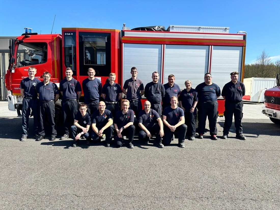 16 neue Maschinisten haben erfolgreich ihren Lehrgang bei der Feuerwehr Dinslaken abgeschlossen, um sicher mit Löschfahrzeugen umzugehen.