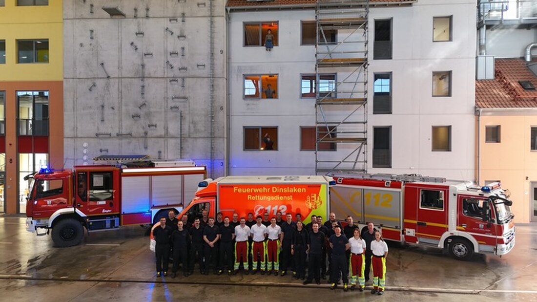 Die Feuerwehr Dinslaken trainierte mit 33 Einsatzkräften am Institut der Feuerwehr in Münster, um ihre Einsatzbereitschaft zu verbessern.