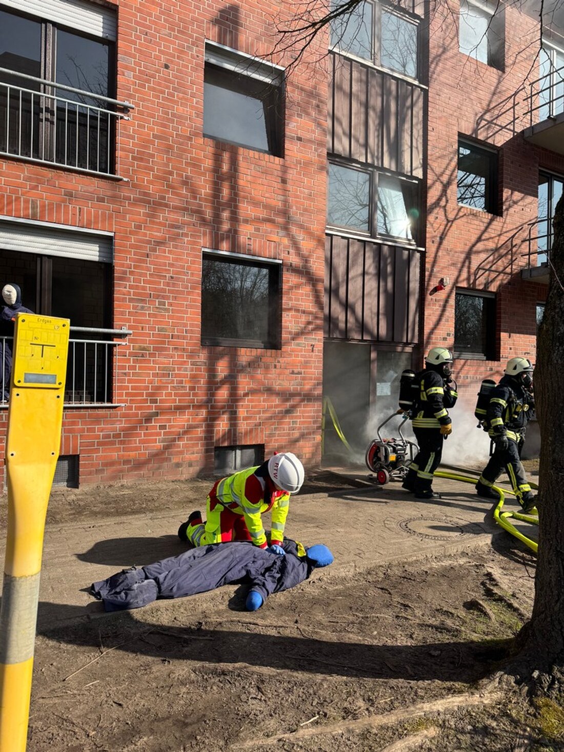 Die Feuerwehr Dinslaken trainiert am Institut der Feuerwehr in Münster mit 31 Einsatzkräften für optimalen Einsatz und Logistik.
