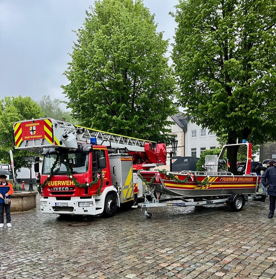 Die Feuerwehr Drolshagen segnete bei Regen zwei neue Fahrzeuge, darunter ein Mehrzweckboot, und stellte sie offiziell in Dienst.
