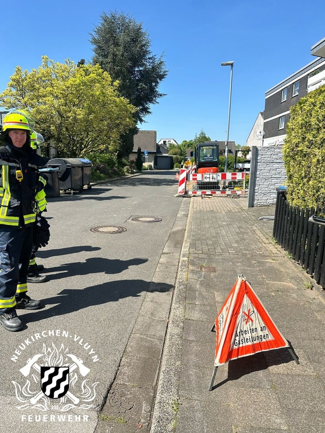 Feuerwehr Neukirchen-Vluyn rückte nach Gasaustritt auf Dürerstraße aus. Bagger beschädigte Gasleitung bei Bauarbeiten. Drei Häuser evakuiert.