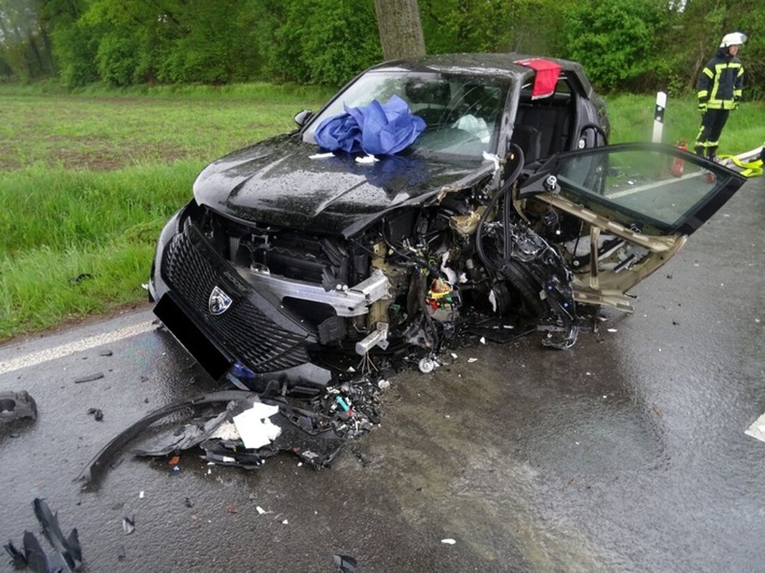 Am 24. April 2025 befreite die Feuerwehr Sonsbeck nach einem Verkehrsunfall zwei verletzte Personen mit hydraulischem Rettungsgerät.