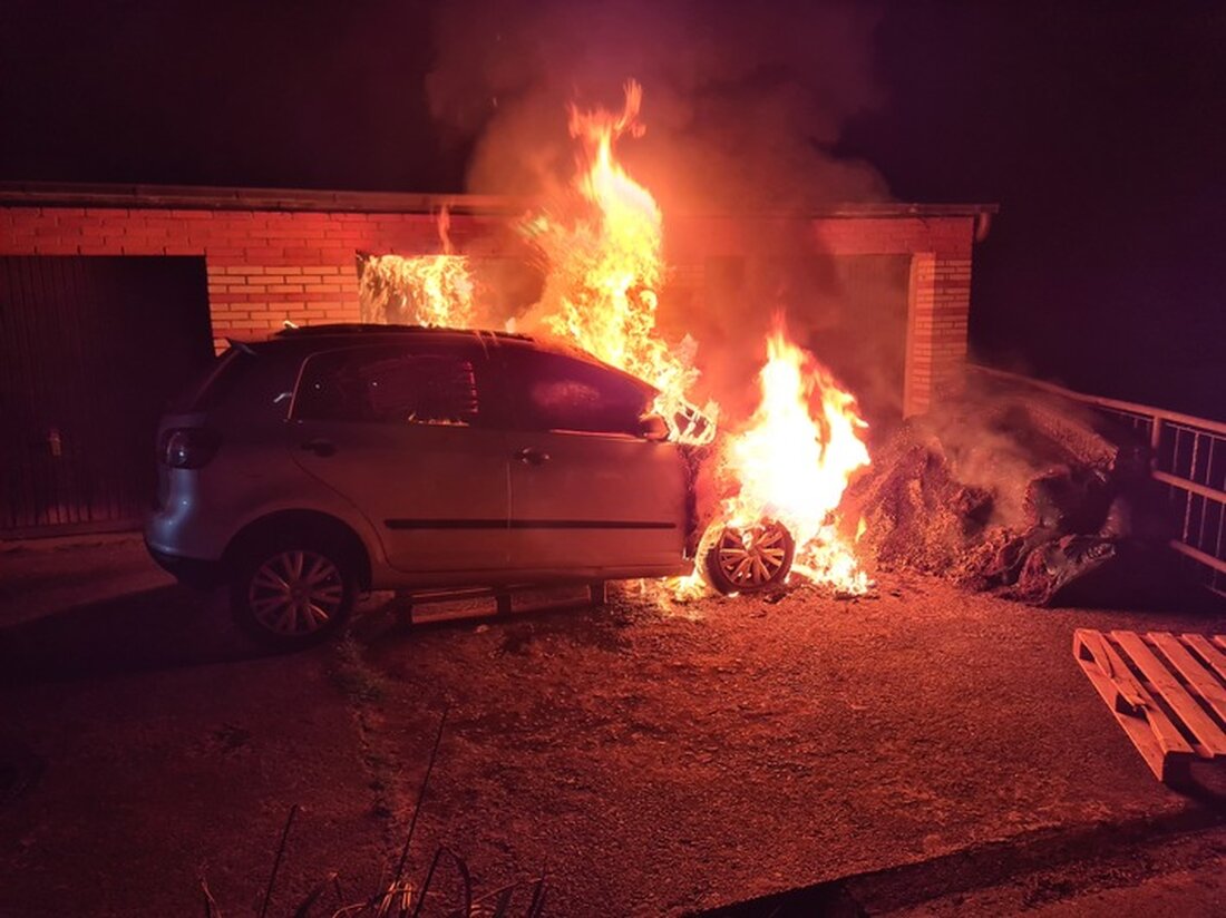 In Ennepetal verhinderte die Feuerwehr durch schnelles Eingreifen die Ausbreitung eines PKW-Brandes in einem Garagenhof.