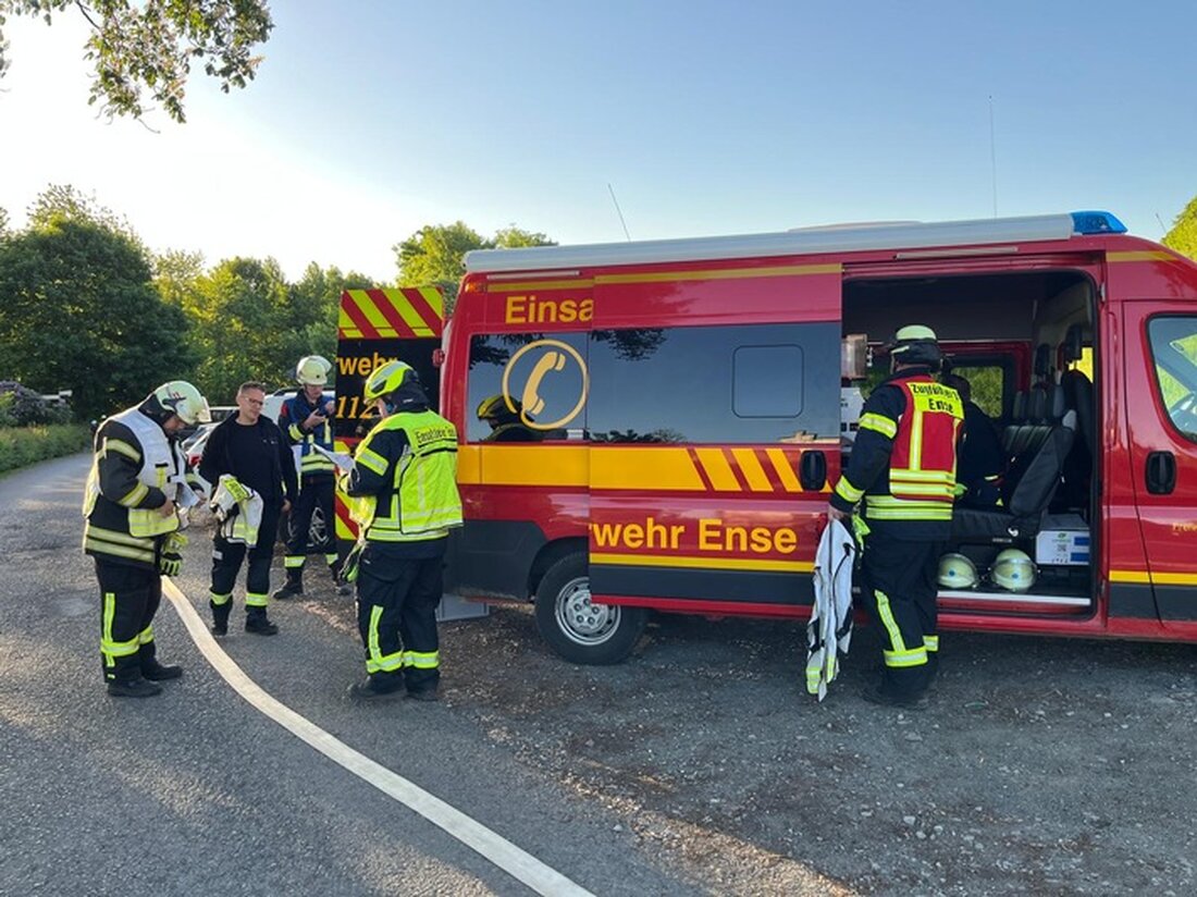 Die Feuerwehr Ense trainierte am 15.05.25 auf "Haus Füchten" in Hünningen die Zusammenarbeit von Löschzügen bei der Menschenrettung.