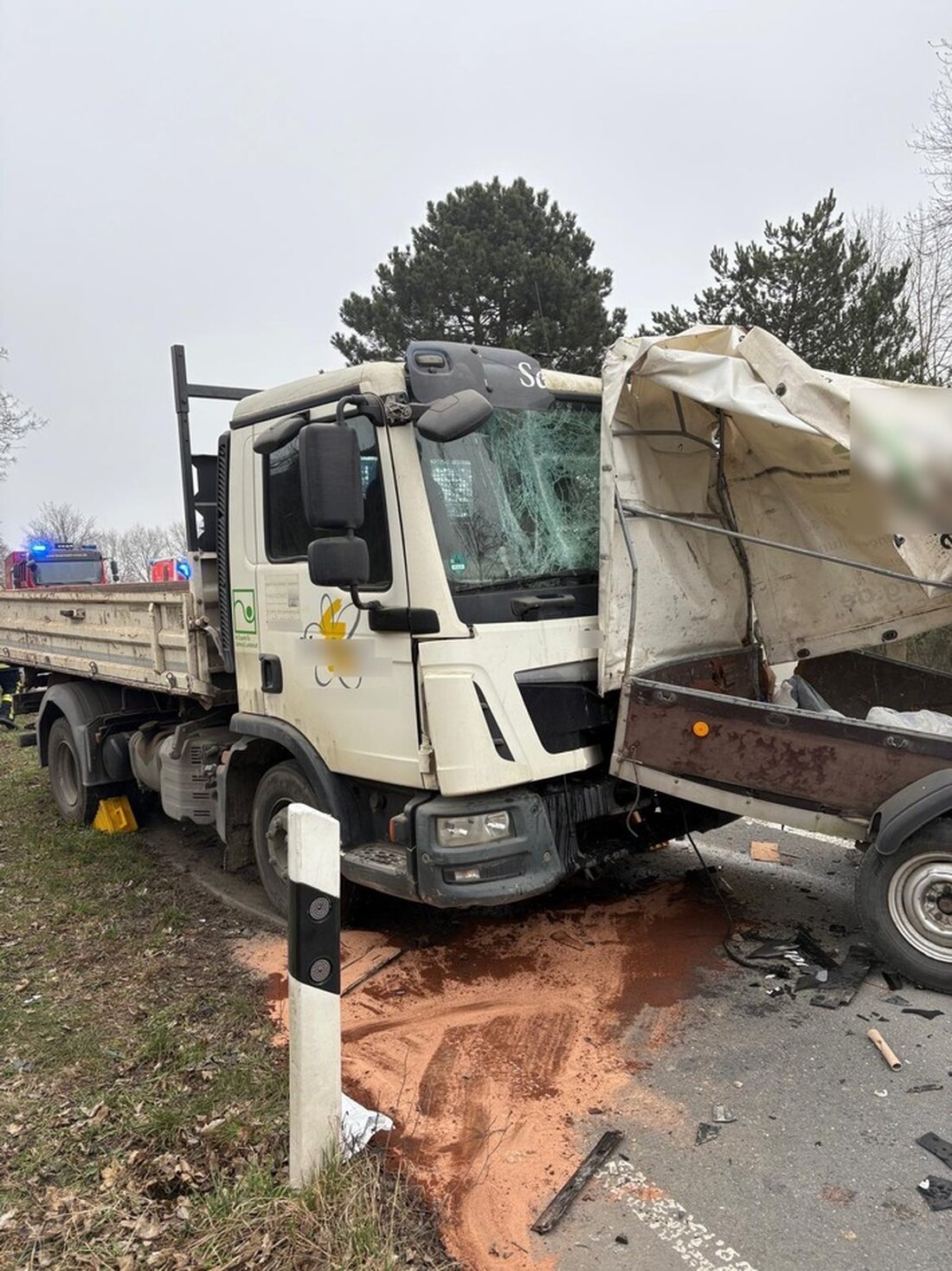 Am Dienstag bewältigte die Feuerwehr Ense mehrere Einsätze, darunter ein Großbrand und einen Verkehrsunfall mit schwerem Personenschaden.