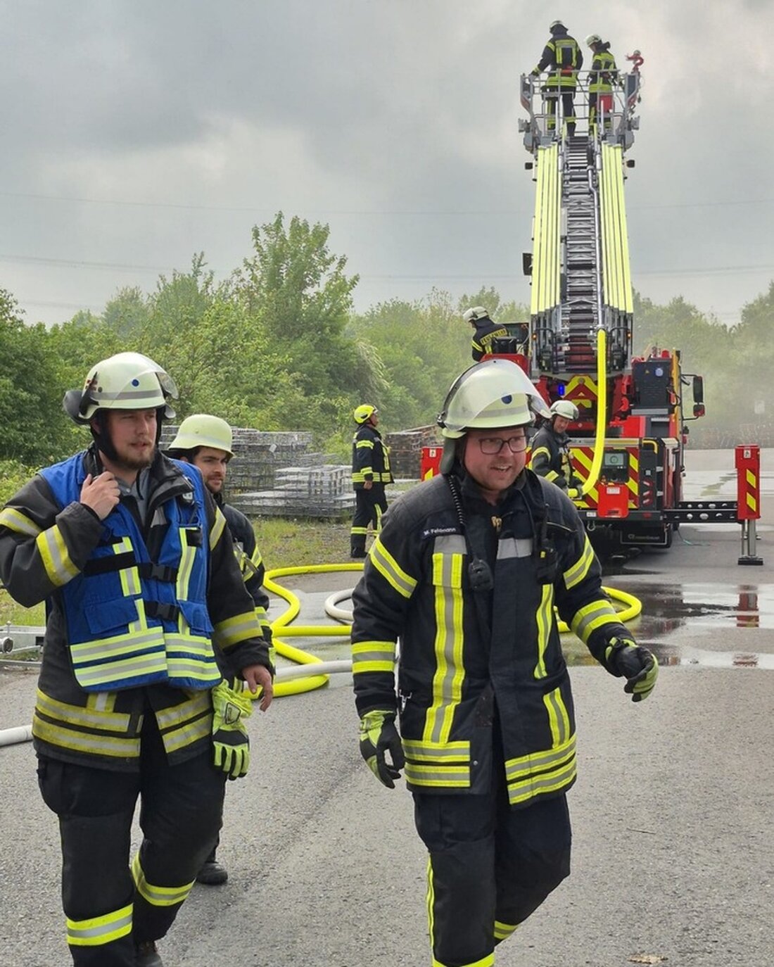 Am vergangenen Samstag probte die Feuerwehr Ense einen Industriebrand mit Rettungseinsatz. Rund 110 Kameraden übten praxisnah in Höingen.