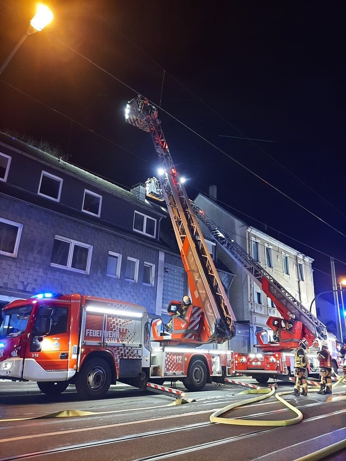 Feuerwehr Essen verhinderte in letzter Sekunde einen Dachstuhlbrand in einem Mehrfamilienhaus in Schönebeck. 40 Einsatzkräfte retteten 11 Personen.
