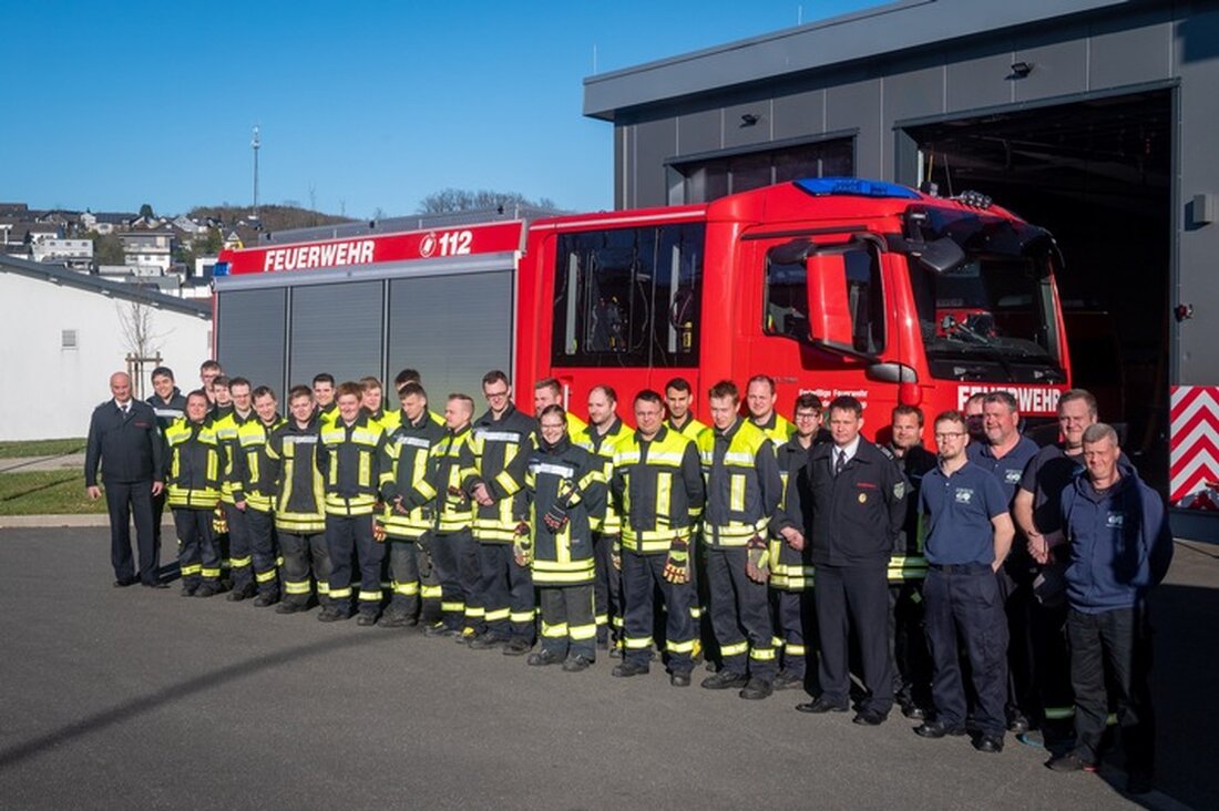 23 Einsatzkräfte der Freiwilligen Feuerwehr Finnentrop haben erfolgreich das dritte Modul der feuerwehrtechnischen Grundausbildung abgeschlossen.