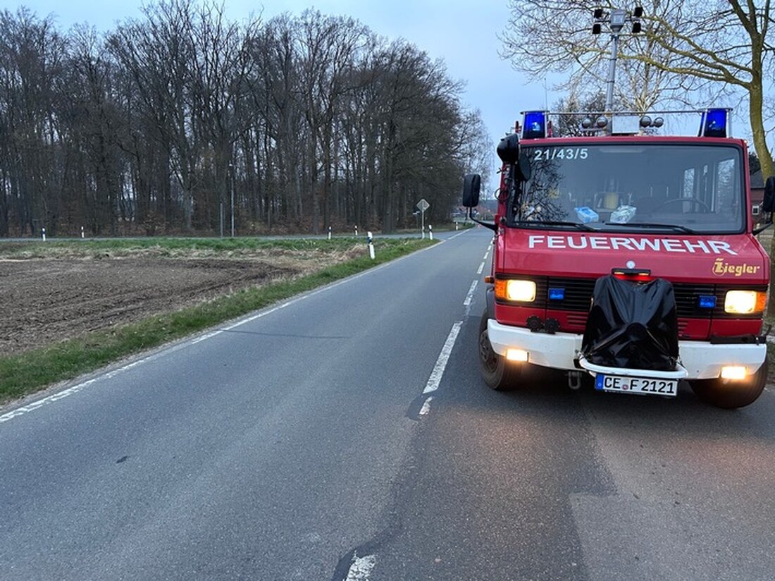 Die Feuerwehr Flotwedel sicherte am 25. März einen Kreuzungsbereich in Fernhavekost wegen einer gefährlichen Ölspur.