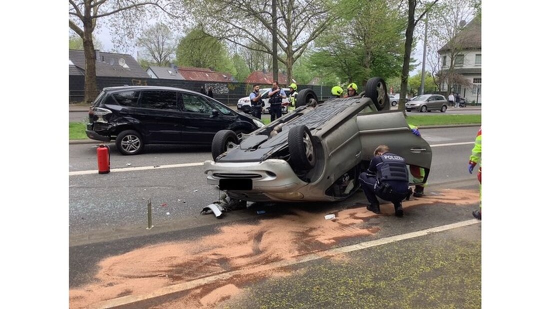 Am Donnerstagnachmittag kam es in Gelsenkirchen zu einem Verkehrsunfall mit einem überschlagenen PKW. Der Fahrer wurde verletzt.