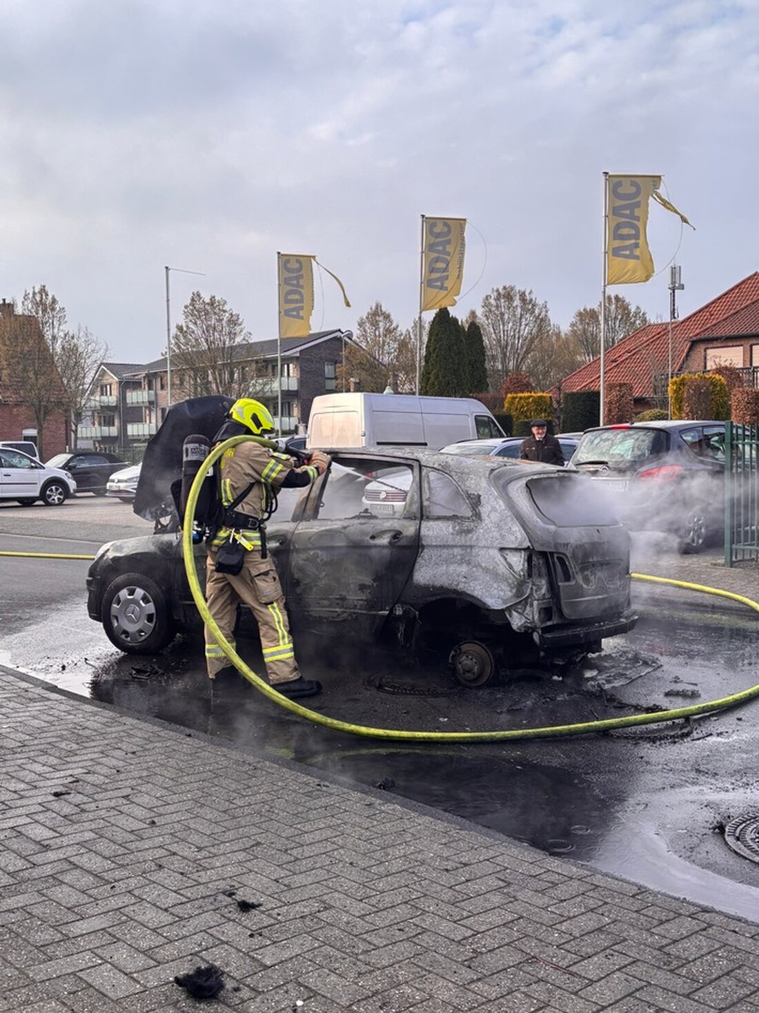 Die Feuerwehr Gronau bekämpfte erfolgreich einen Fahrzeugbrand in einer Eper Werkstatt und bewältigte weitere Einsätze am selben Tag.
