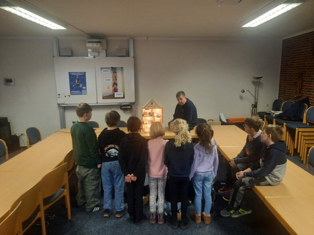 Die Feuerwehr Harpstedt schulte Grundschulkinder in Brandschutz und Notfallverhalten, um Sicherheit und Wissen zu fördern.