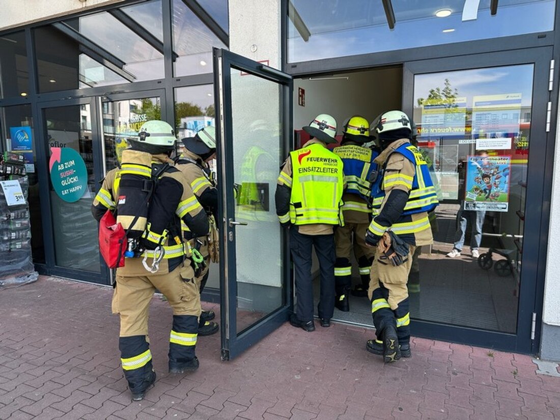 Am Ostersamstag rückte die Feuerwehr Herdecke zu mehreren Einsätzen aus, darunter ein Brand in einem Gebäude und ein Alarm im Supermarkt.