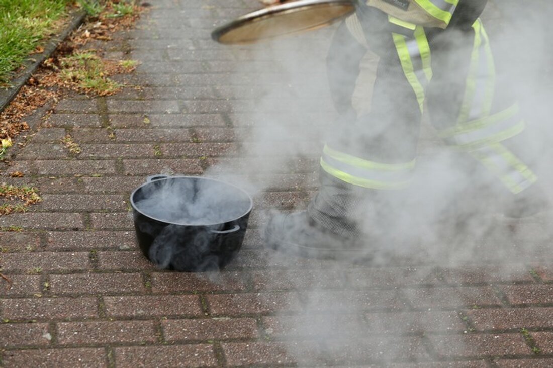 Am 16. April 2025 löste angebranntes Essen in Hünxe einen Rettungseinsatz aus. Feuerwehr und Rettungsdienst waren vor Ort.