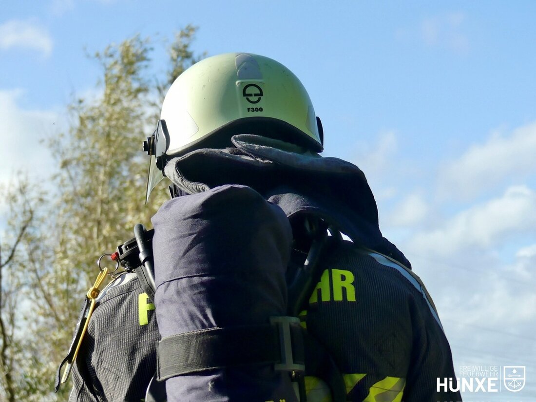 Die Feuerwehr Hünxe beseitigte ein im Wald entsorgtes Chemikalienfass. Passanten alarmierten die Einsatzkräfte am 9. Februar 2025.