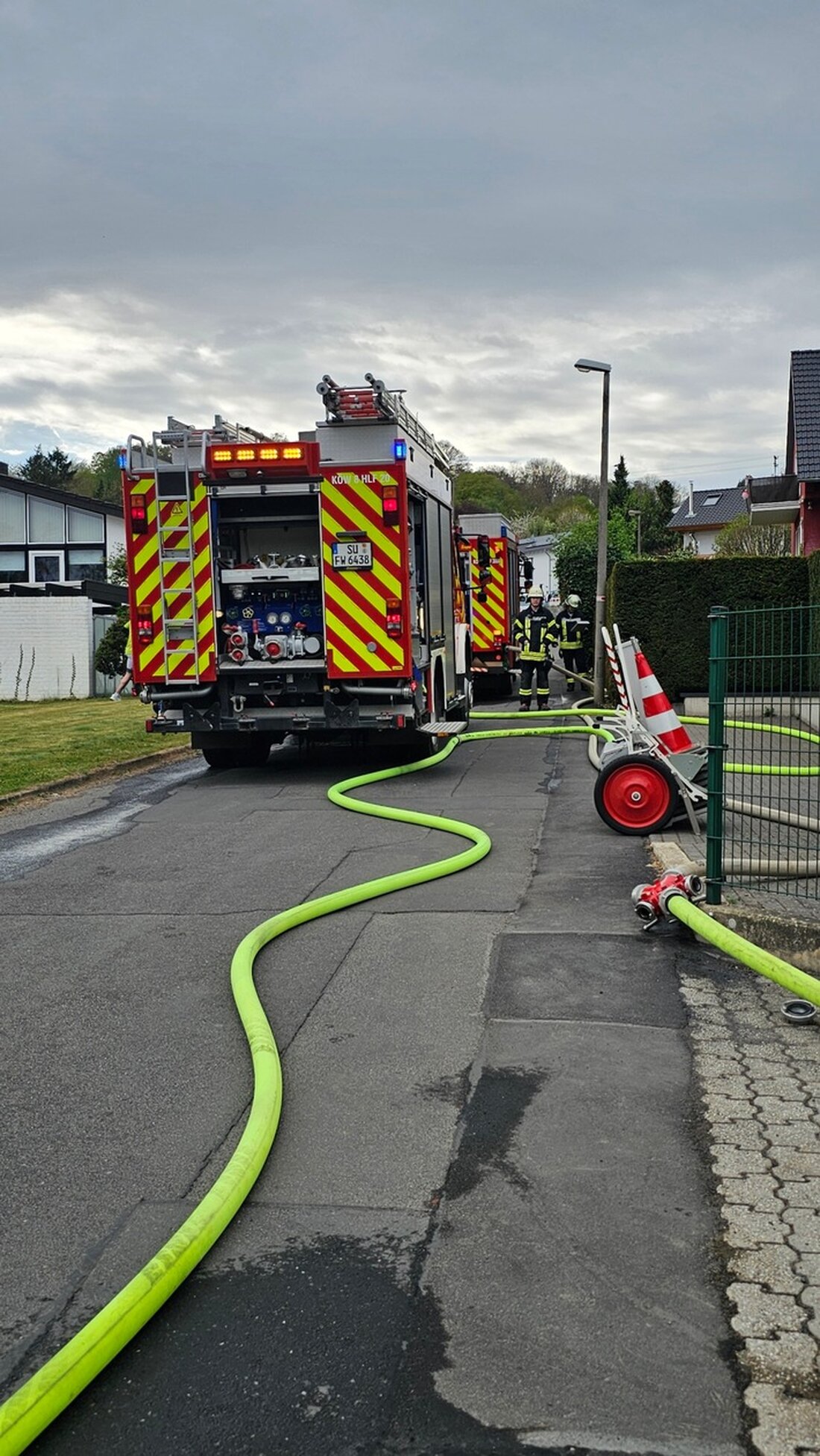 Am Sonntagnachmittag löschte die Freiwillige Feuerwehr Königswinter einen Brand im Elektroverteilerkasten eines Wohnhauses in Oberpleis. Der Einsatz führte zu Sachschäden durch Rauch.