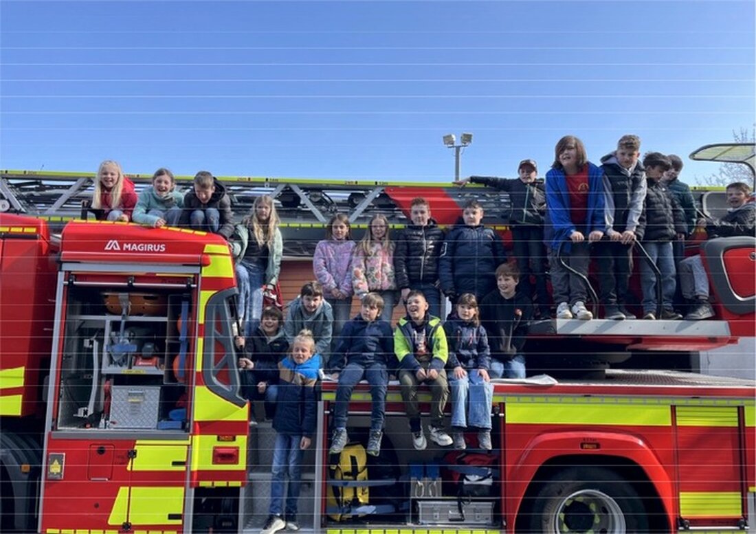 Die Feuerwehr Menden sensibilisierte Kinder in Schwitten für Brandschutz, durch praktische Übungen und Theorie am 10. und 11. April.
