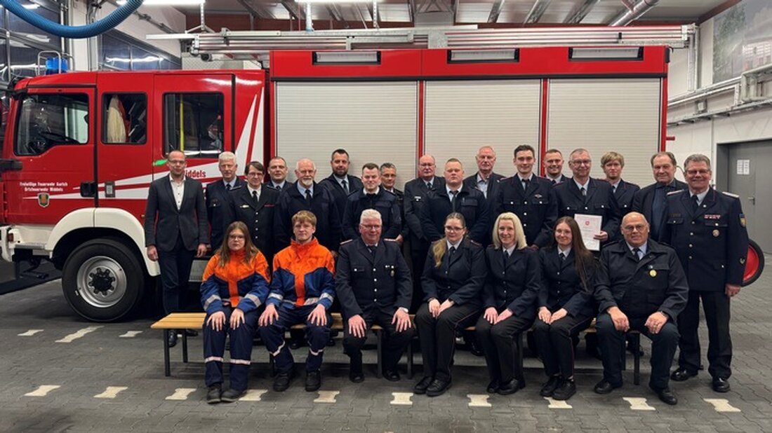 Zur Jahreshauptversammlung der Feuerwehr Middels begrüßte Ortsbrandmeister Timo Willms zahlreiche Mitglieder und Gäste. 85 Einsätze wurden geleistet, während neue Mitglieder befördert wurden. Besonders im Fokus standen die bevorstehenden Feierlichkeiten zum 100-jährigen Jubiläum im Jahr 2026.