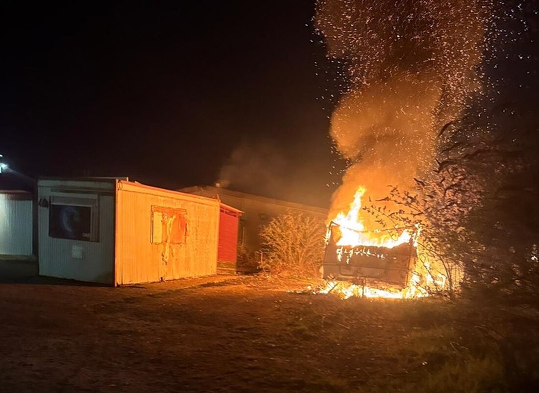 Feuerwehr Moers löschte einen in vollem Ausbruch brennenden Wohnwagen in Moers-Scherpenberg. Brandursache unklar.
