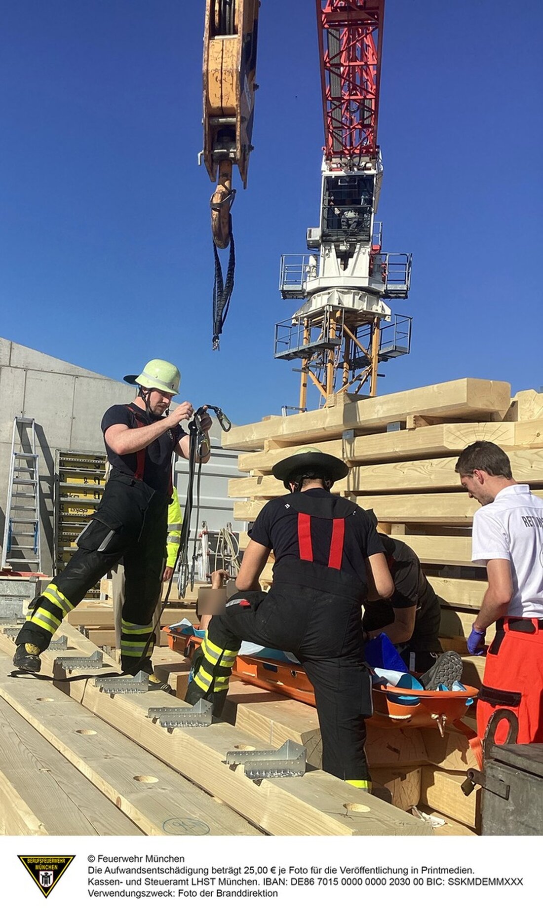 Feuerwehr München rettet Bauarbeiter in der Altstadt-Lehel mit einem Kran nach einem Unfall auf einer Baustelle.