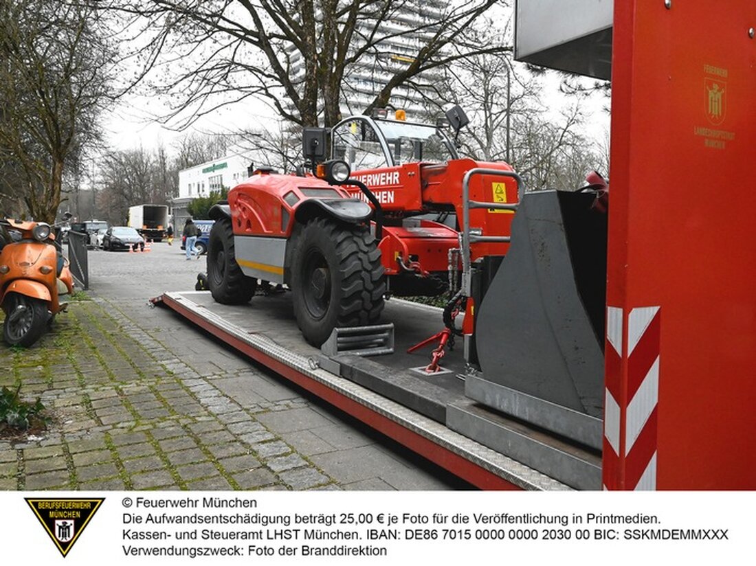 Die Feuerwehr München half am 12. März 2025 bei einem Abtransport von Krankenhausmaterial für die Ukraine durch "Rolling Hospital".