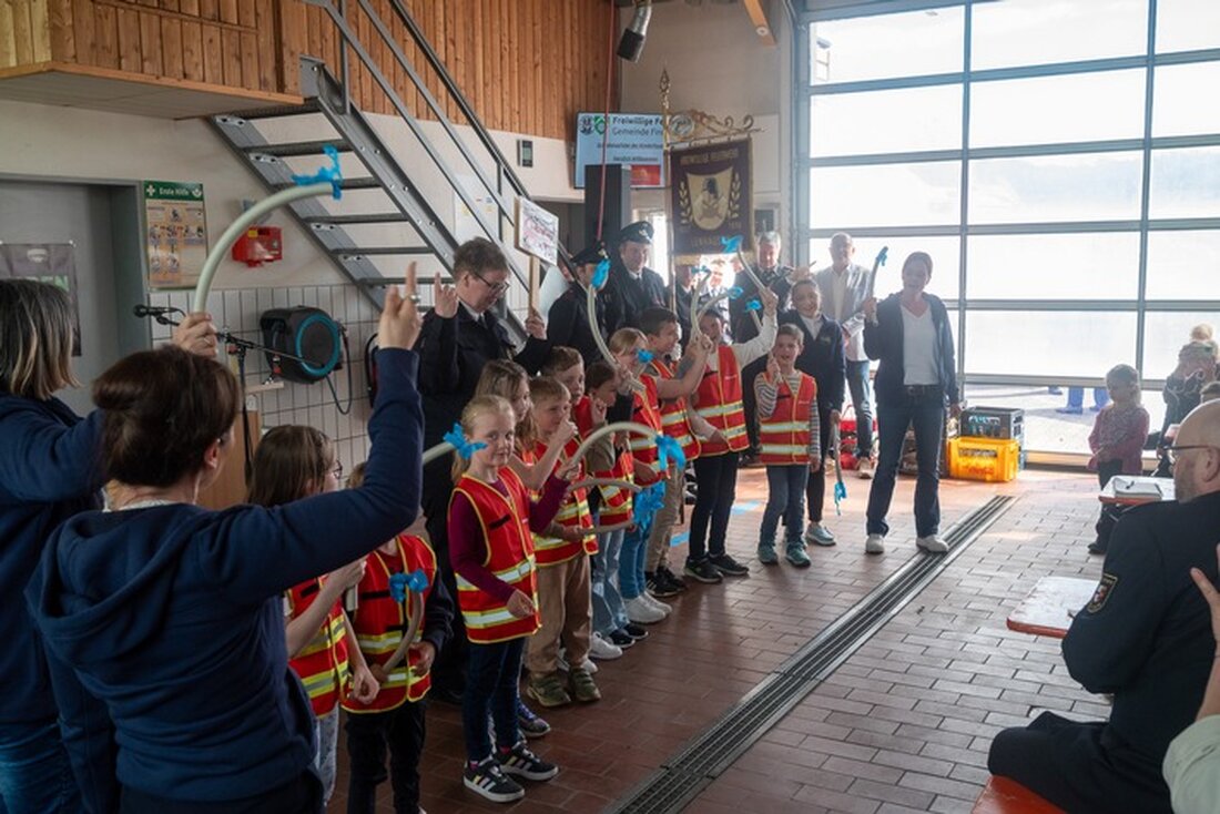 Die Gründung der Kinderfeuerwehr in Finnentrop wurde mit einer feierlichen Zeremonie gefeiert, bei der Stefanie Stracke-Pieper zur Leiterin ernannt wurde.
