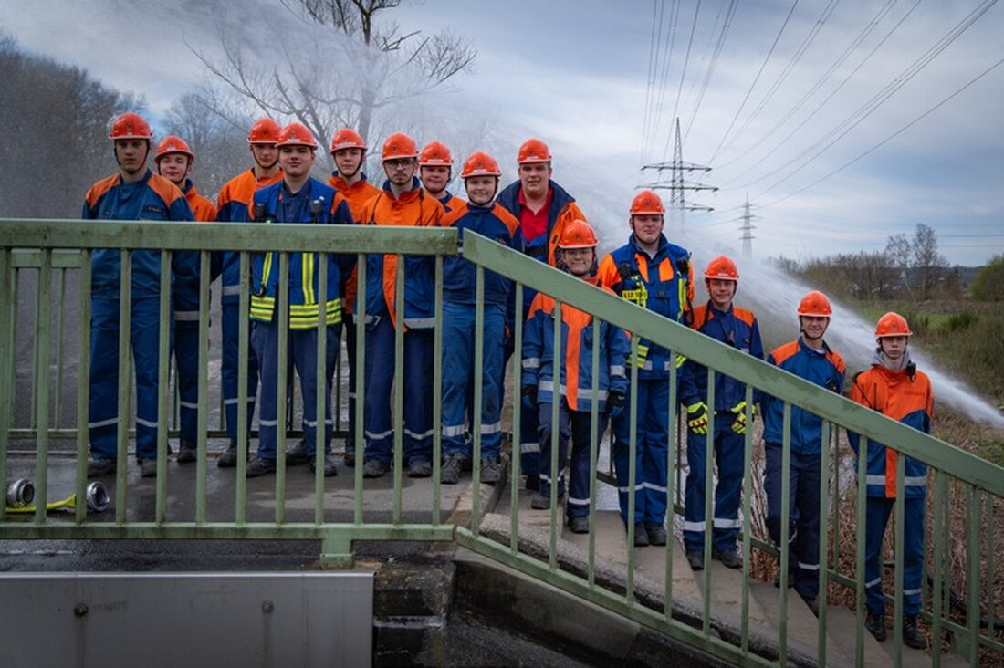 Die Jugendfeuerwehr Arnsberg führte am 4./5. April 2025 eine 24-Stunden-Übung durch, um den Nachwuchs auf den Feuerwehralltag vorzubereiten.