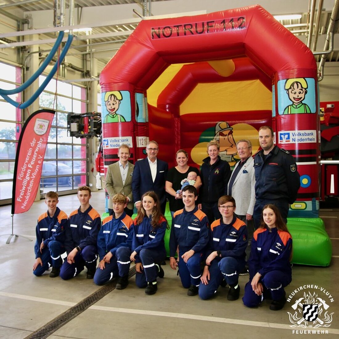 Der Förderverein der Feuerwehr Neukirchen-Vluyn freut sich über eine Großspende und begrüßt das jüngste Mitglied, Juna.