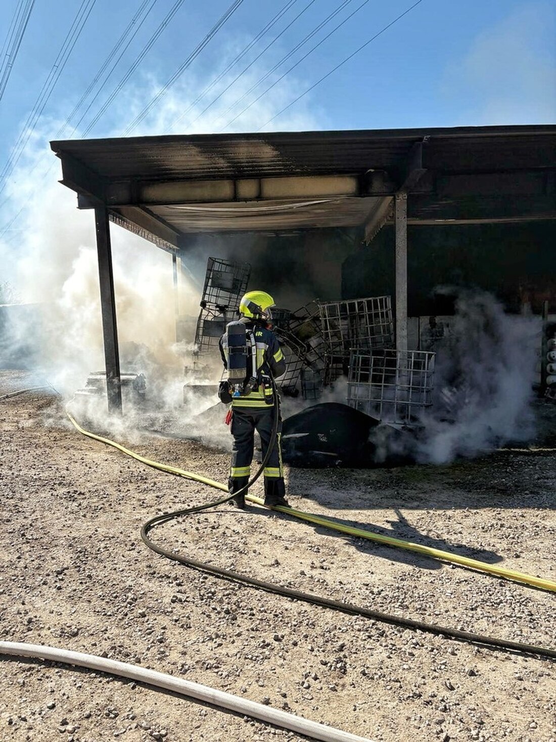 Feuerwehr Neuss löscht Anbaubrand in Bettikum. Keine Verletzten. Brandursache wird ermittelt. Schneller Einsatz der Kräfte.